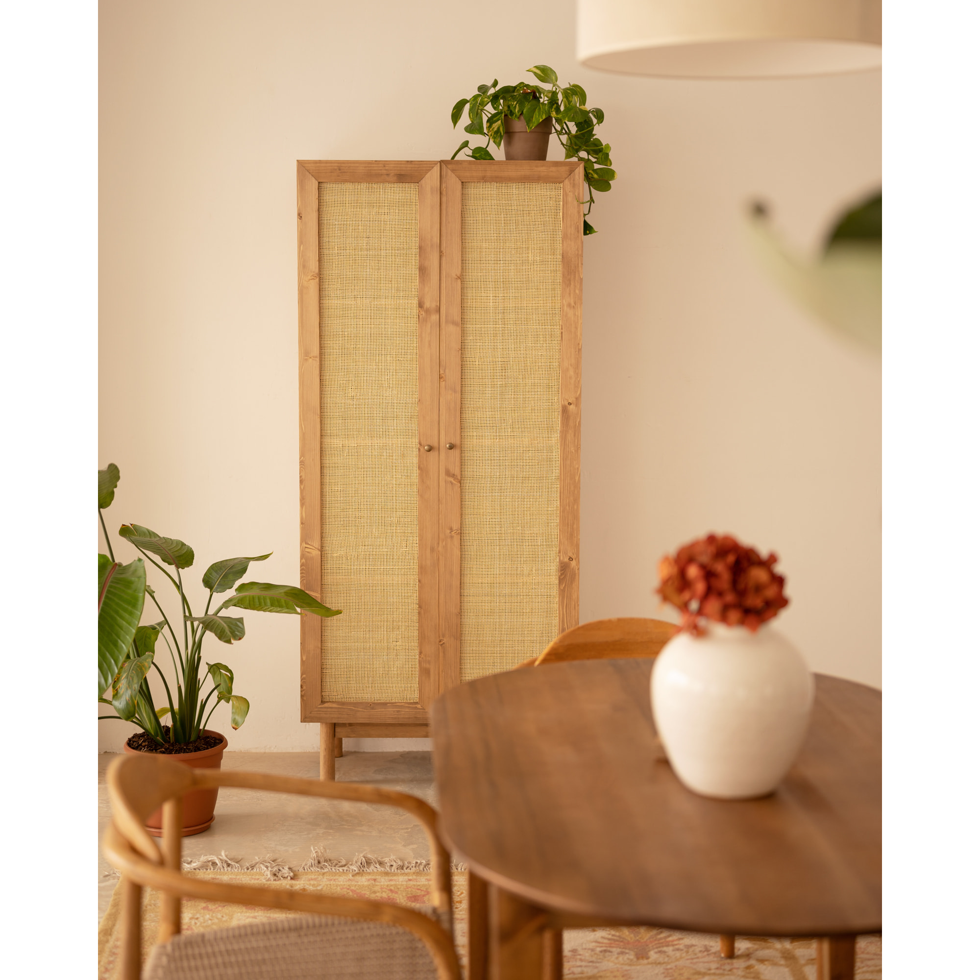 Armoire en bois massif et rotin moelleux ton chêne foncé 180x80cm Hauteur: 180 Longueur: 80 Largeur: 40