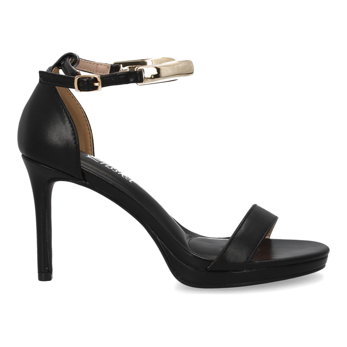 Sandalia tacón elegante fiesta cierre de hebilla.