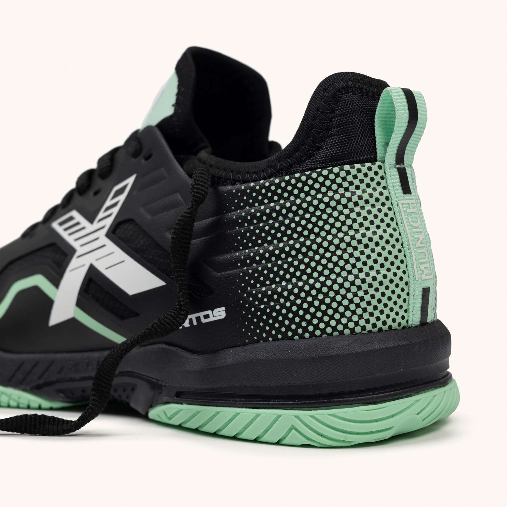 MUNICH ARTOS 105 Zapatillas fútbol sala diseño técnico negro y verde
