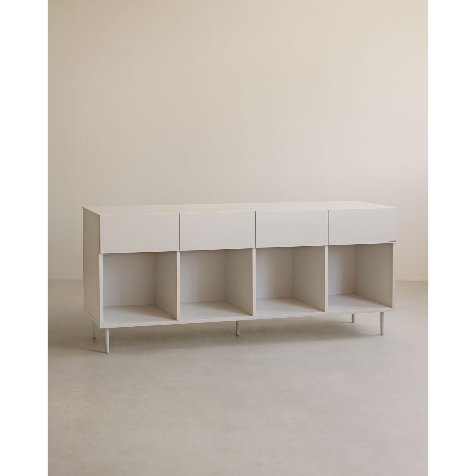 Buffet avec 4 tiroirs laqué en teinte sable de 176x40cm Hauteur: 75 Longueur: 176 Largeur: 40