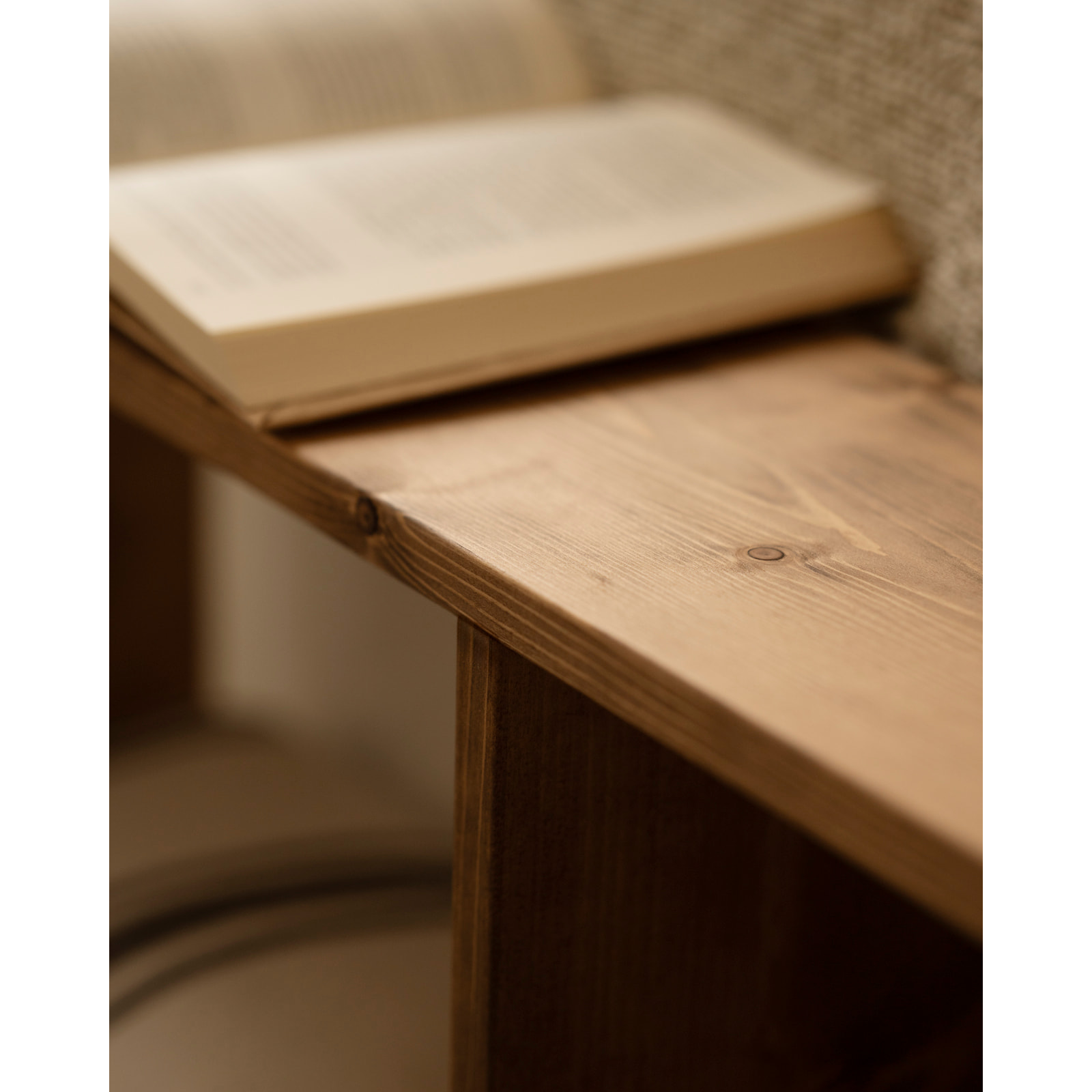 Mueble auxiliar de madera maciza en tono roble oscuro con 1 separador Alto: 38 Largo: 80 Ancho: 20