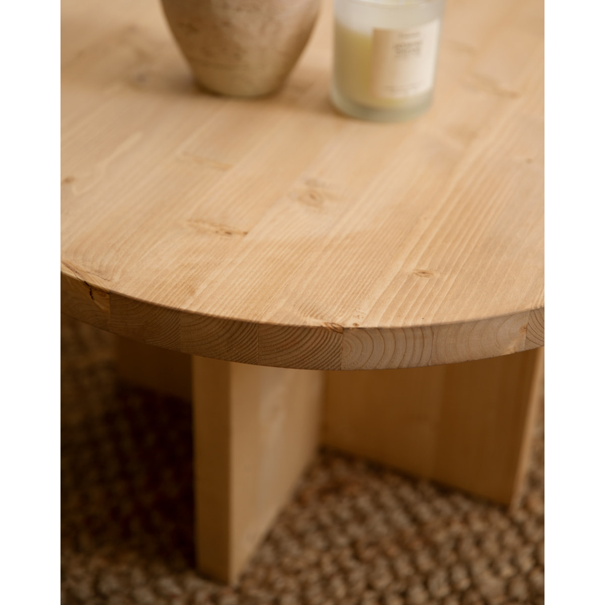 Table basse ronde en bois massif ton chêne moyen en différentes tailles
