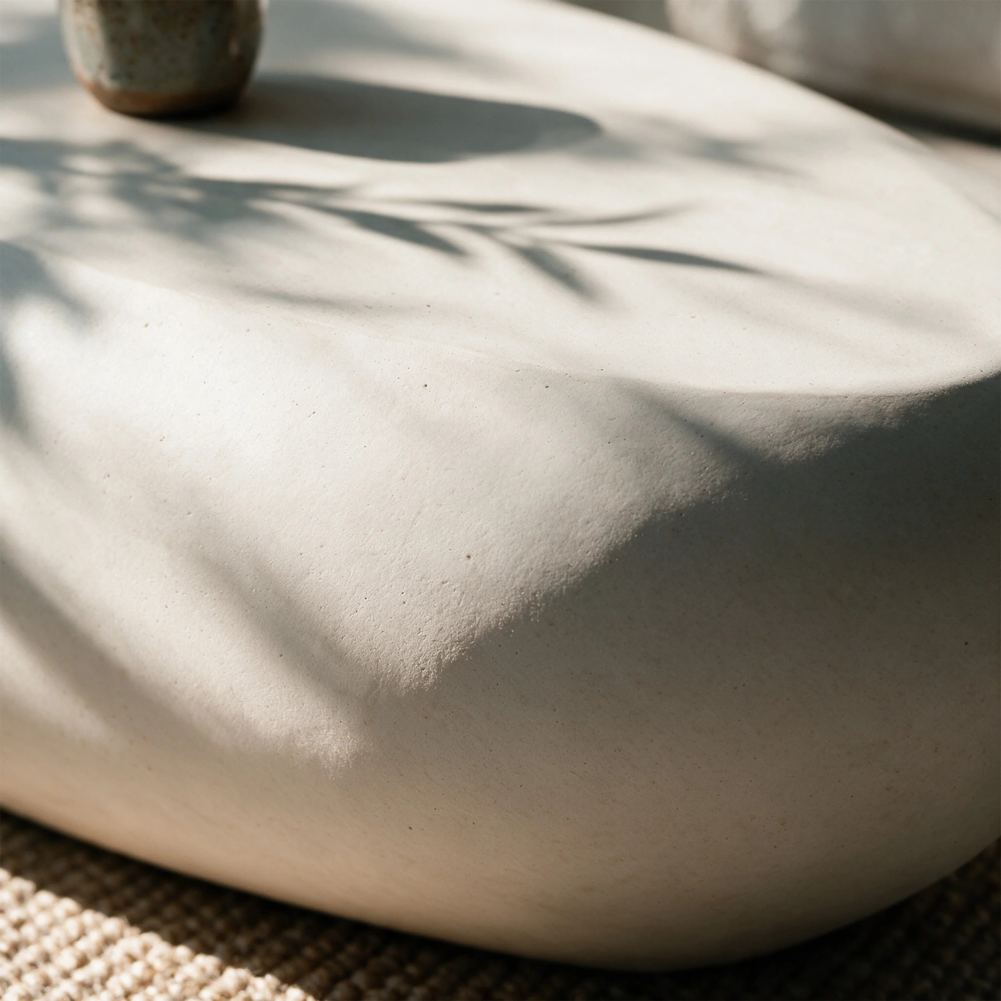 Table basse ovale écrue en fibre d'argile effet béton 105 cm - Maui