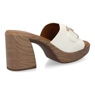 Sandalia tacón mujer con adorno metálico en la pala