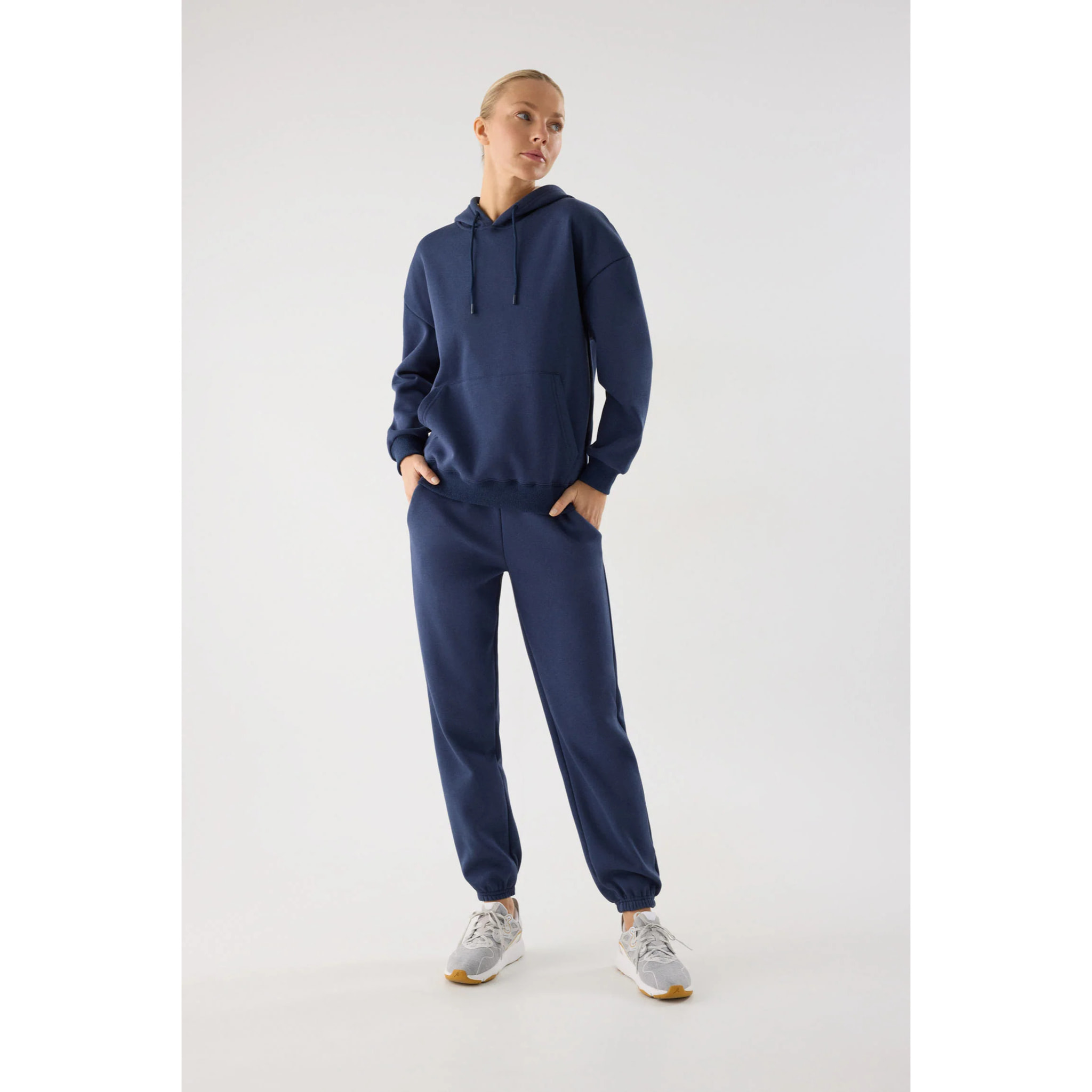 Conjunto de chándal deportivo afelpado sudadera con capucha y jogger azul marino