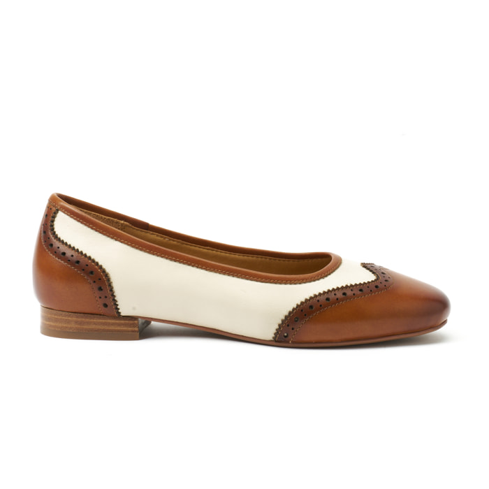 Ballerina British Passport Marrone