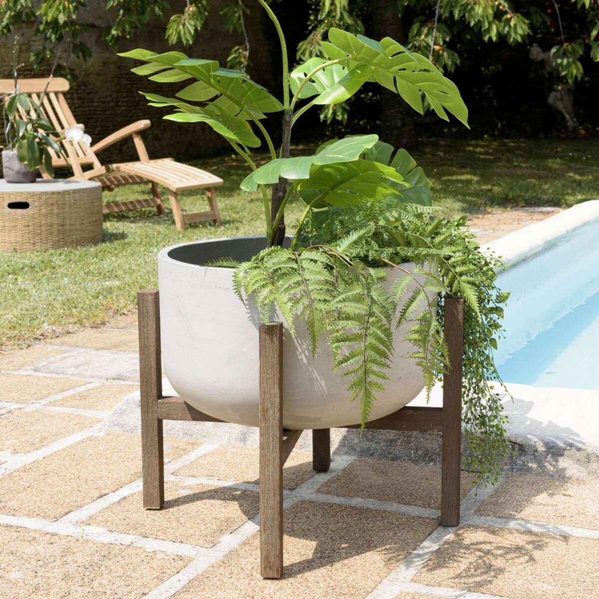 HECTOR - Pot de fleur rond en béton sur pieds en acacia marron