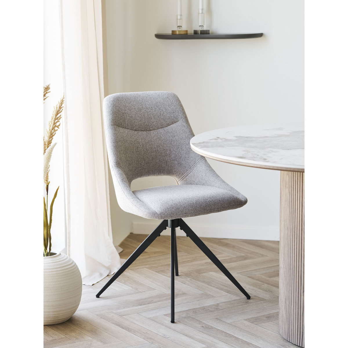 Set 2 sedie da pranzo Dokka girevoli in tessuto sabbia con gambe nere 52x57x87 cm