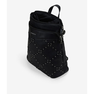 Mochila negra con doble cremallera y tachas