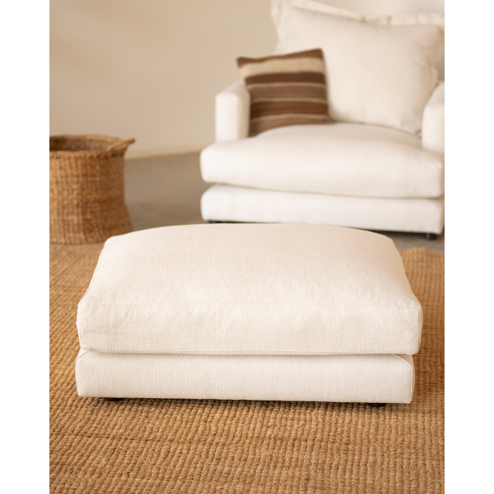 Puf tono blanco roto de 96x80cm Alto: 40 Largo: 96 Ancho: 80