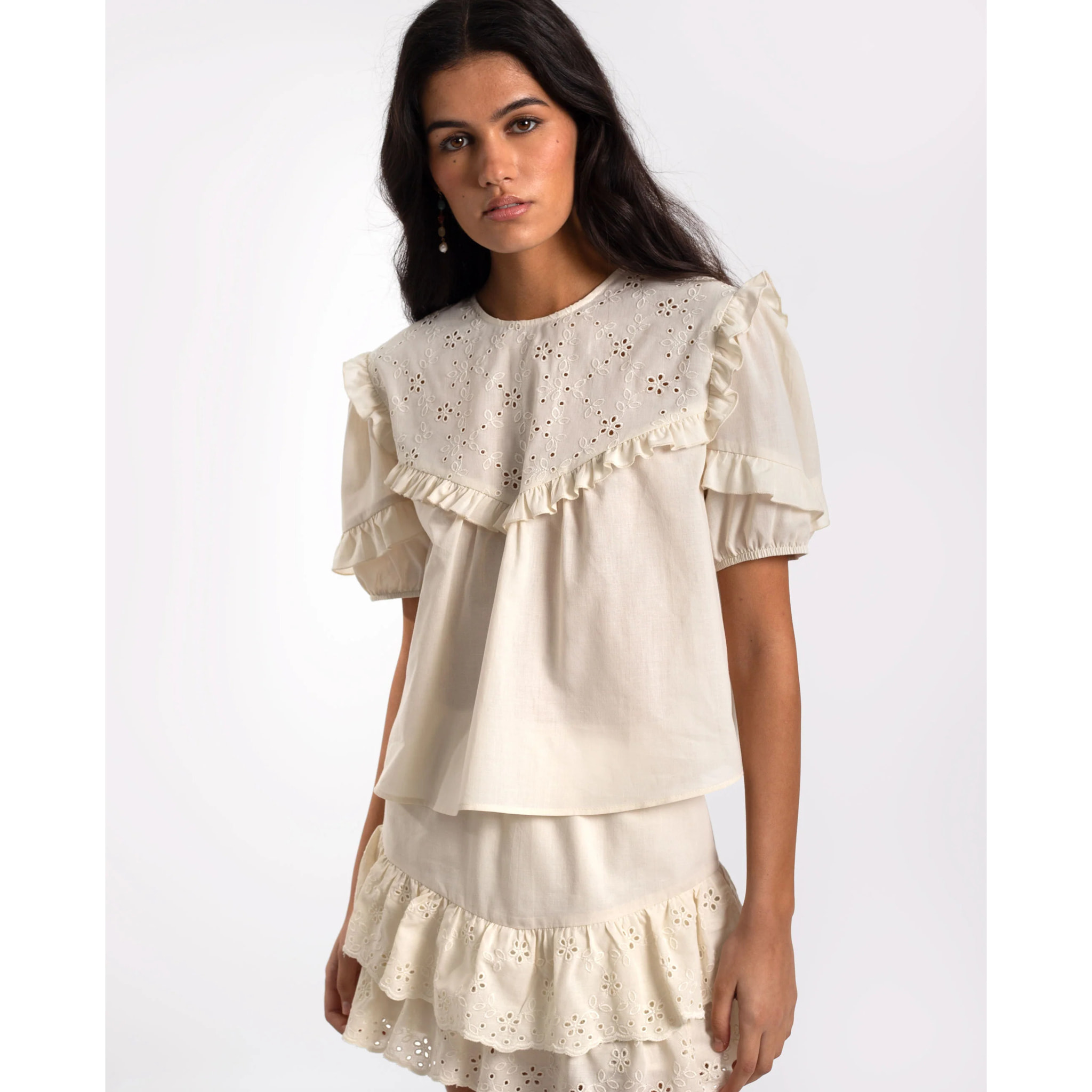 Blusa de mujer con manga corta y volantes