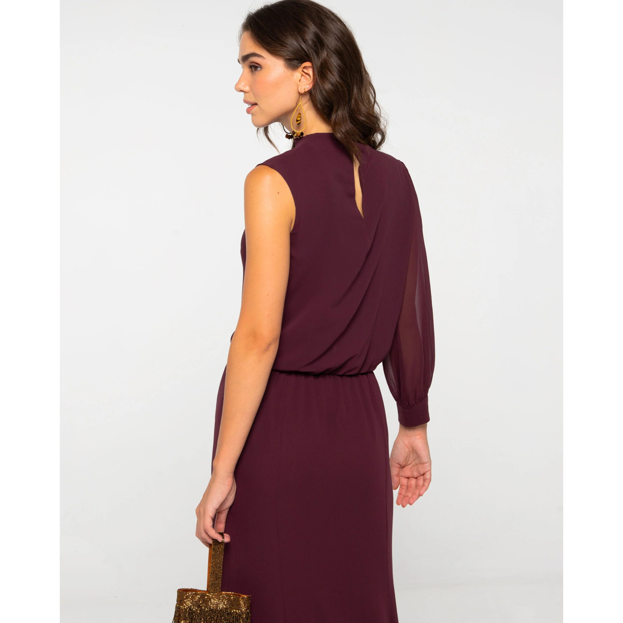 Blusa asimétrica de gasa con cuello chimenea y manga larga