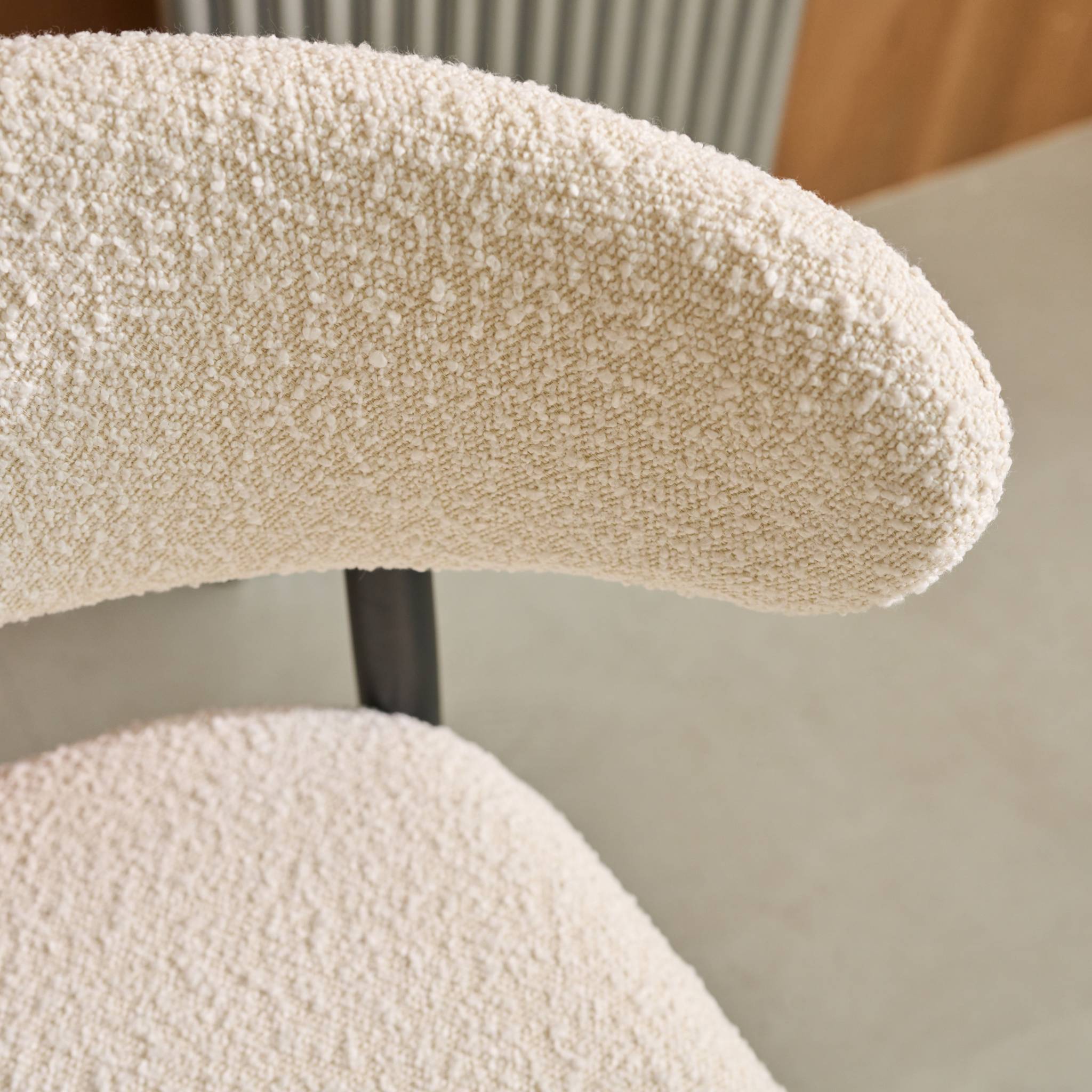 Lot de 2 chaises en bois d'hévéa noir et tissu bouclette blanc crème