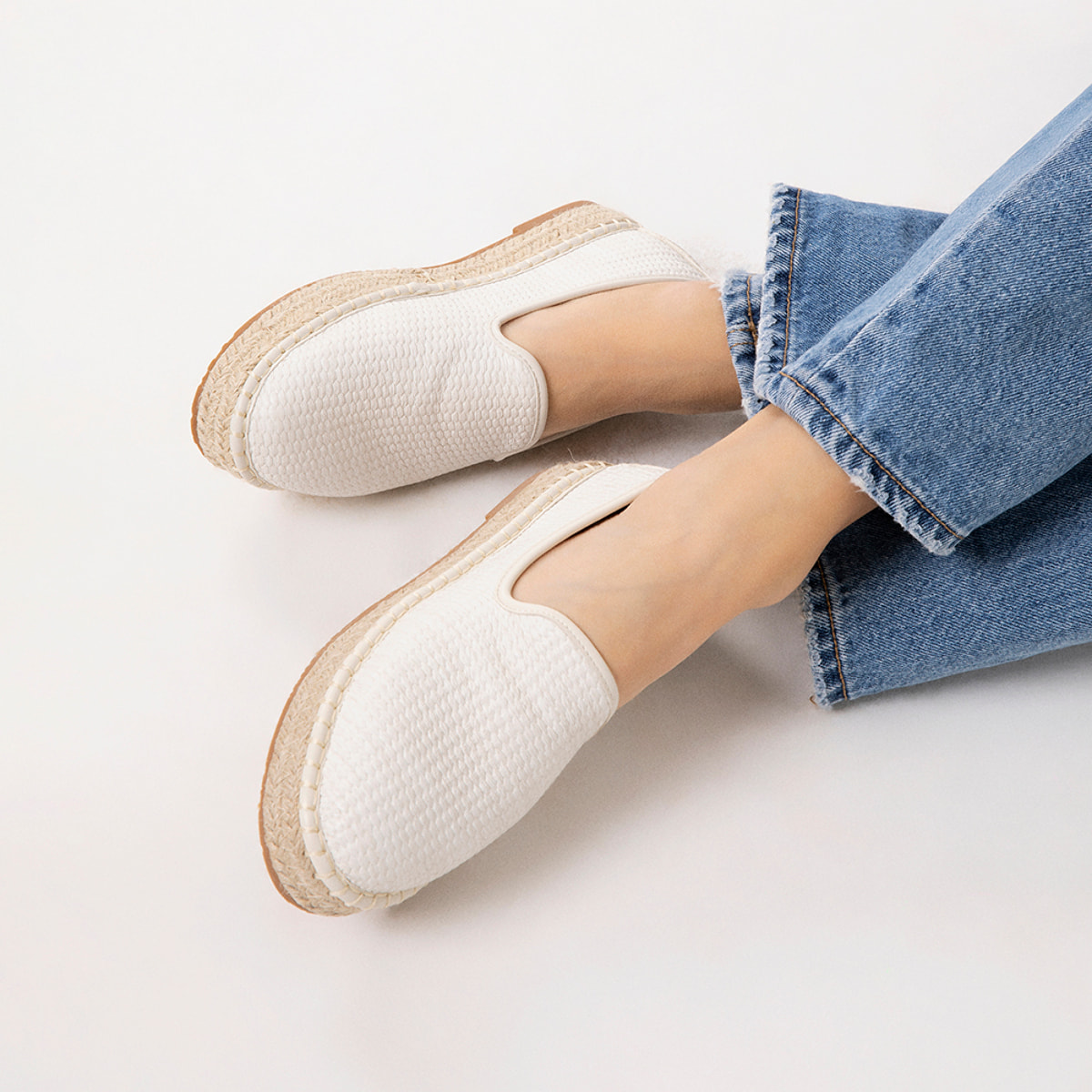 Espadrillas panna con tacco basso
