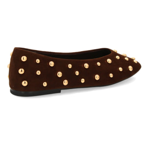 Bailarina plana decorada con tachuelas.