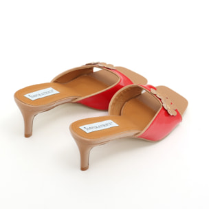 Sandali in simil pelle verniciata con tacco basso a spillo