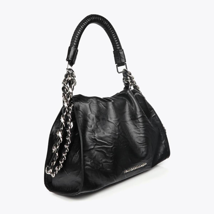 Borsa media effetto pelle stropicciata con dettagli metallici e borchie XL