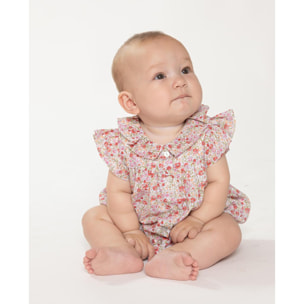 Pelele estampado flor roja, con volante en el cuello y en la sisa.