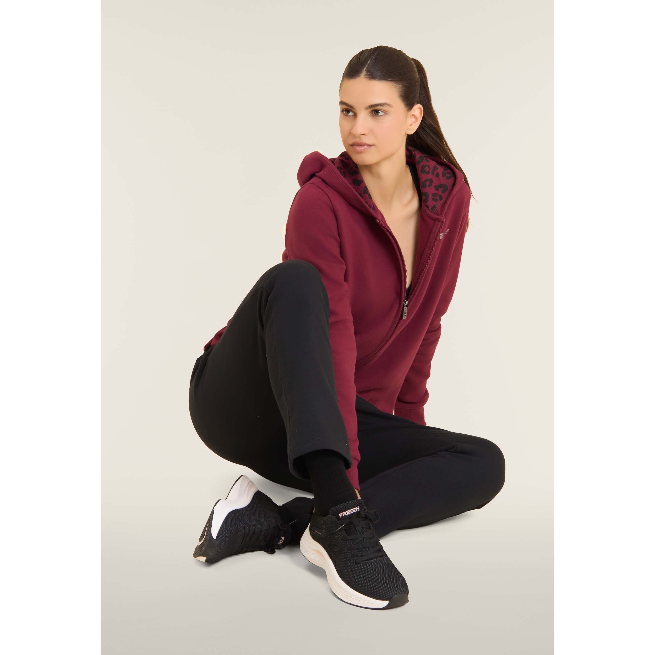 Tuta con interno cappuccio animalier e spacchi laterali