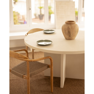 Table de salle à manger ronde en microciment de teinte blanc cassé disponible en différentes tailles