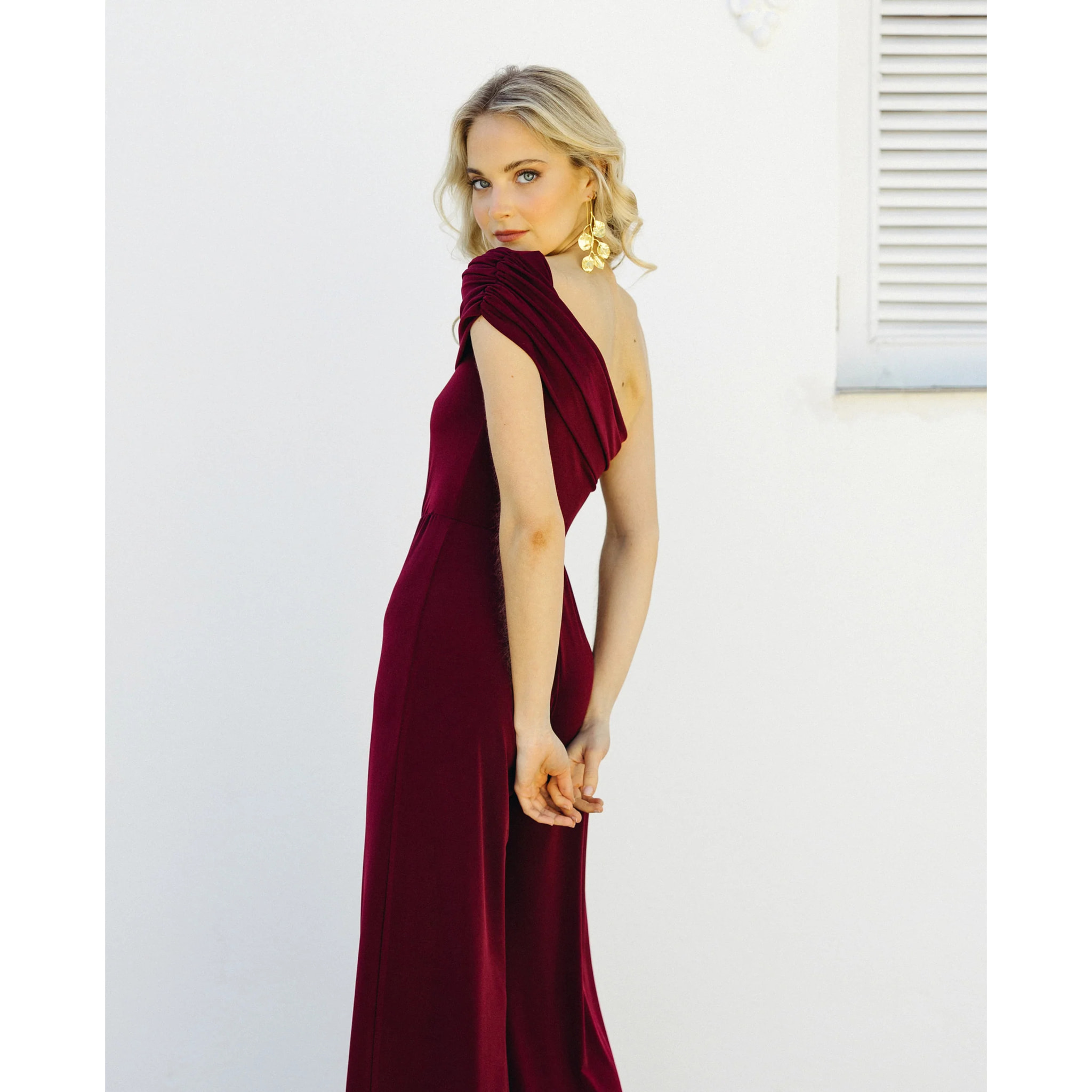 Mono de mujer escote bardot asimétrico