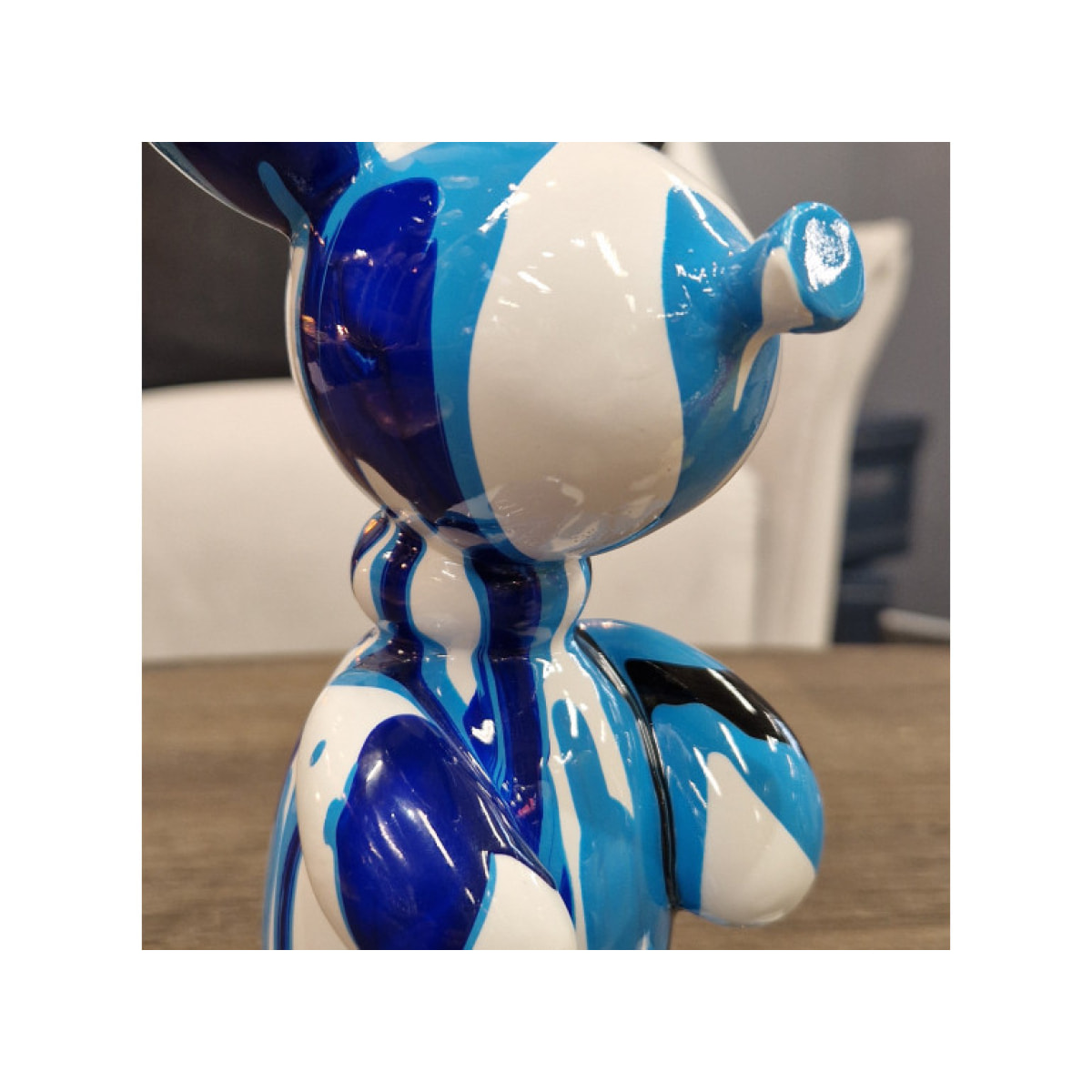Statuette nounours balloon en résine blanc, noir & bleu H17cm - BEAR 02
