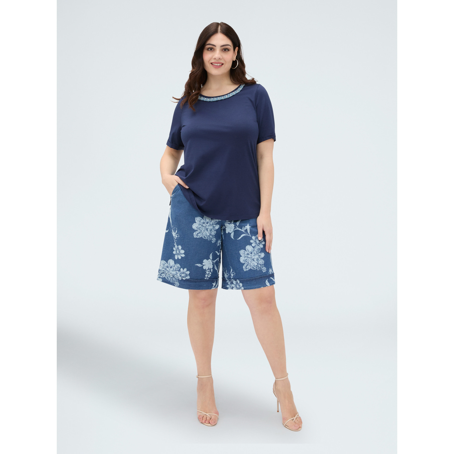 Fiorella Rubino - T-shirt in cotone con applicazione sullo scollo - Blu