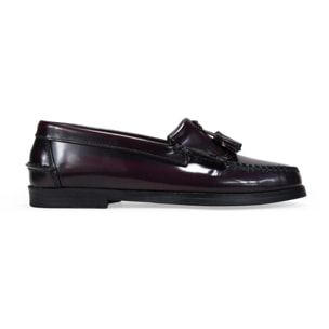 Mocasines planos en piel burdeos con borlas