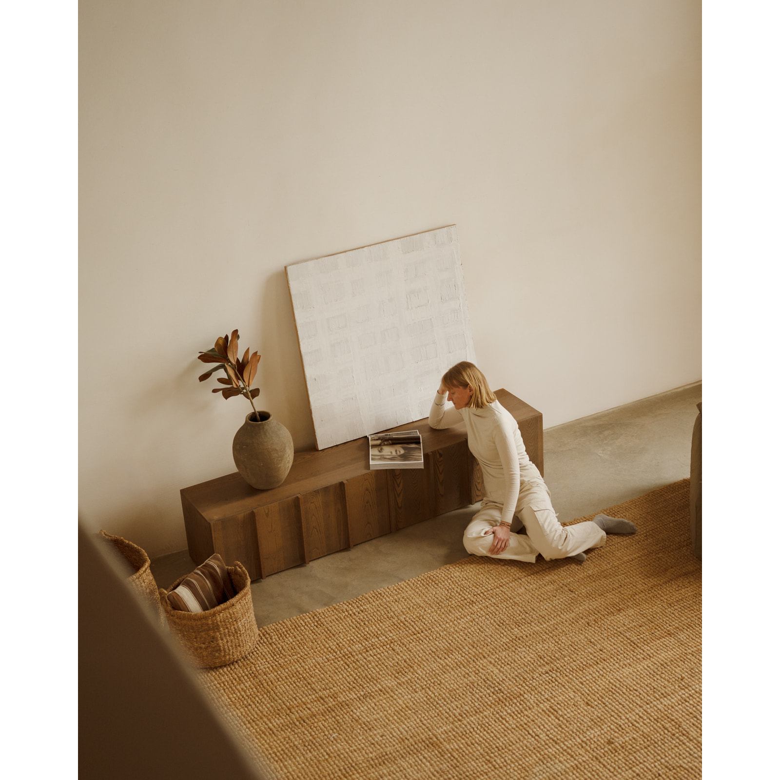 Mueble TV de chapa de fresno natural con listones en tono avellana en varias medidas