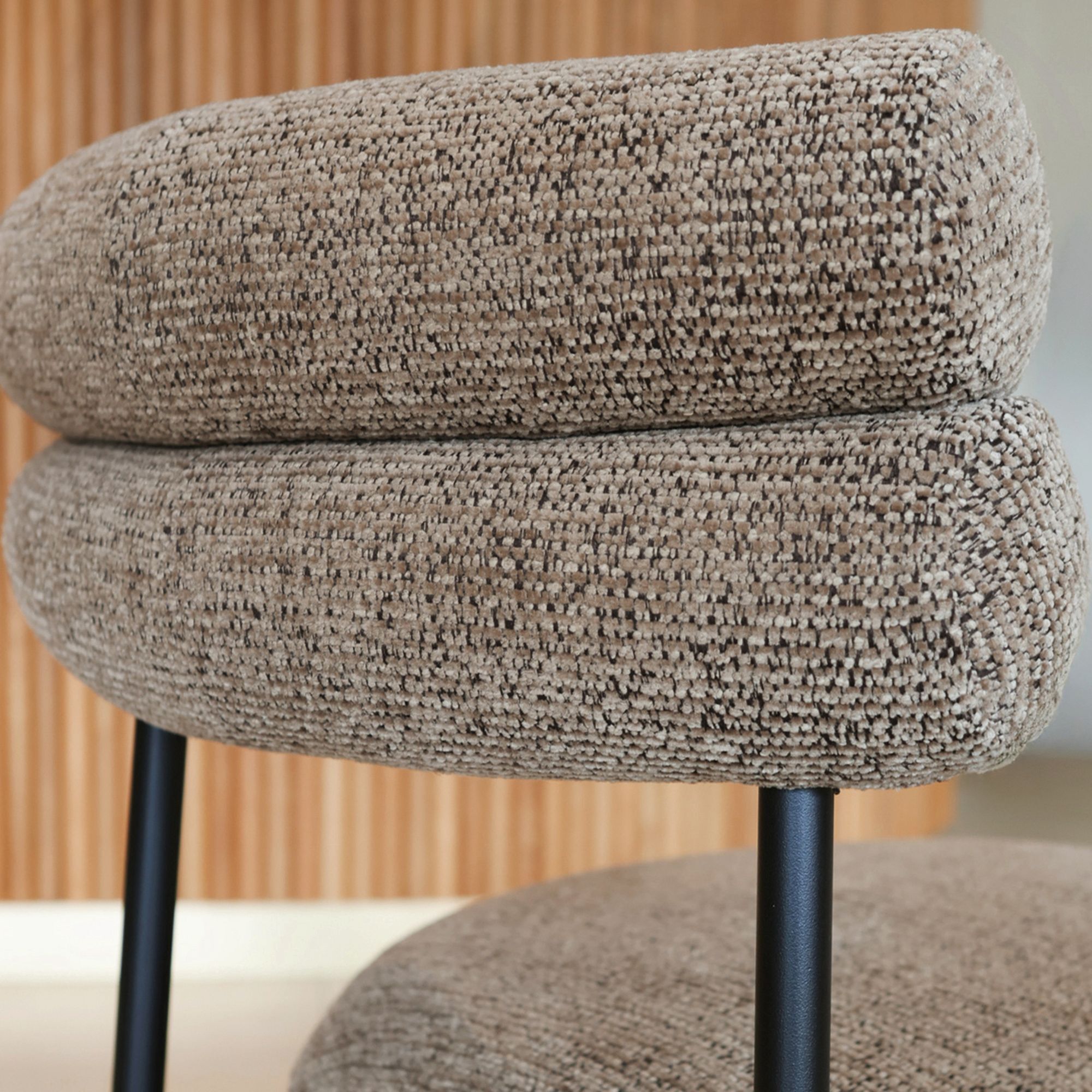 Ensemble table ovale effet noyer et 6 chaises en tweed marron