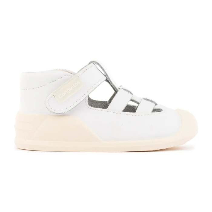 Scarpe da ginnastica per bambini in pelle bianca con doppia chiusura a strappo.