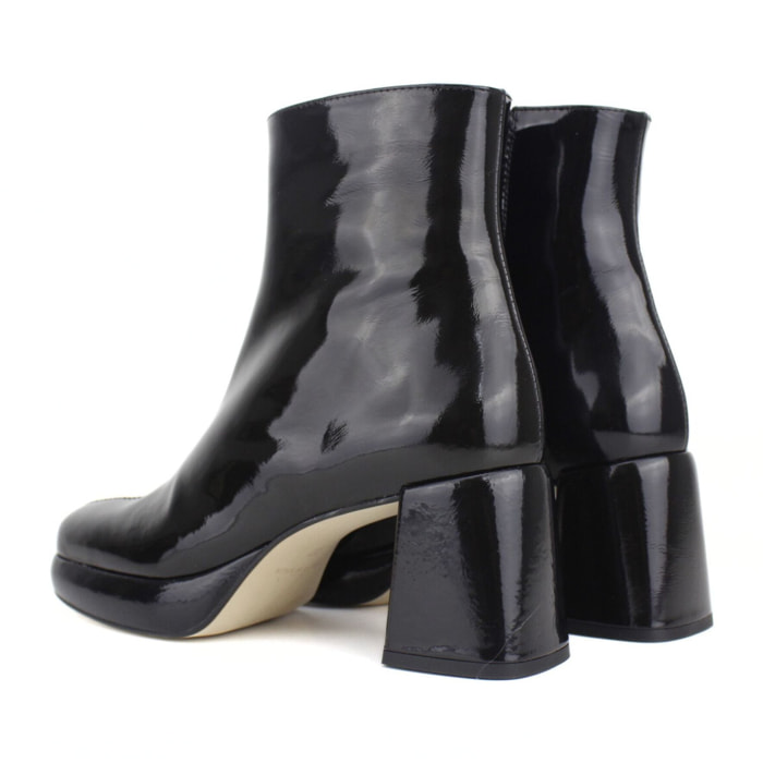 Botine charol negro con plataforma. Tacón de 7 cm