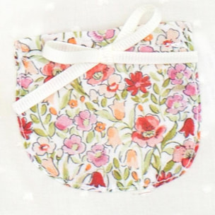 Blusa blanca con bolsillos y volante en el cuello de flores rojas, volantes en las sisas. Lazo en el bolsillo.