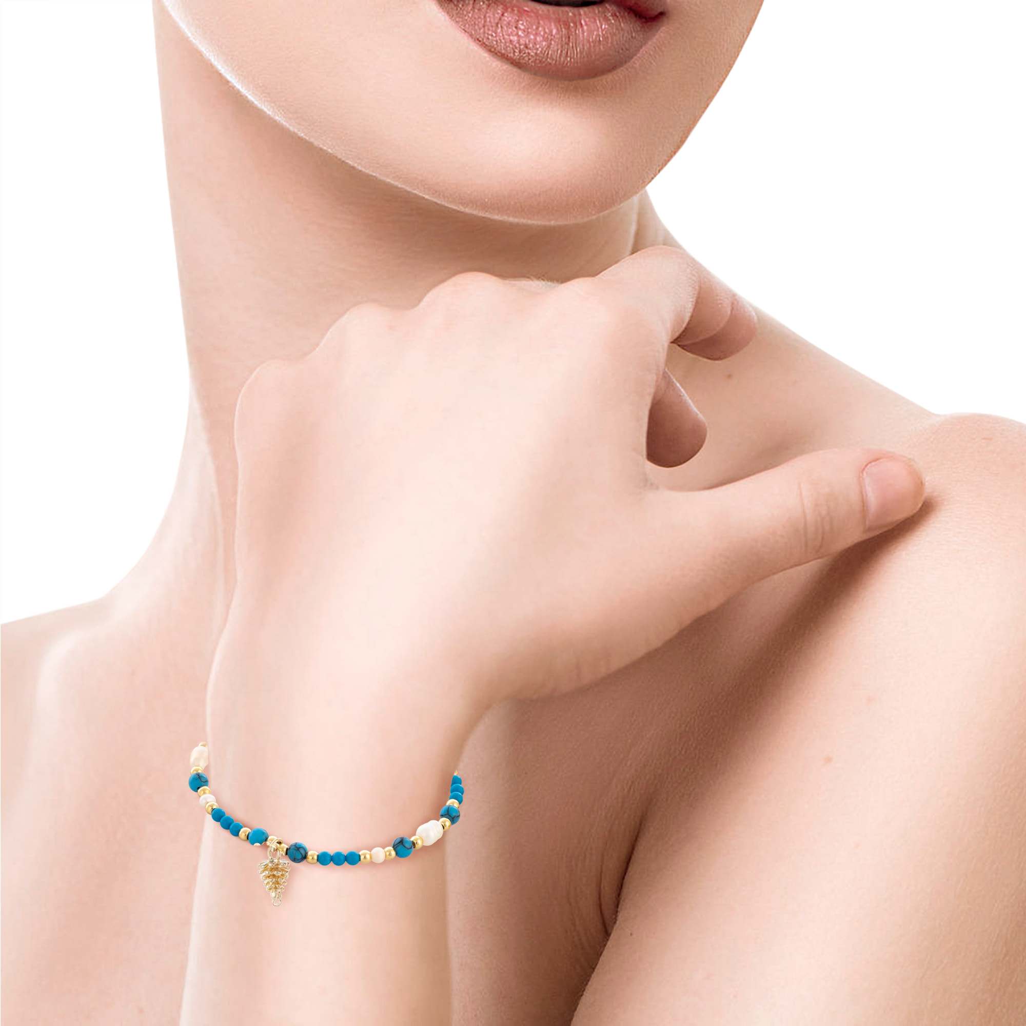 Salacia Pulsera de perlas naturales, turquesas y colgante con diseño de pinón, cierre de mosquetón.