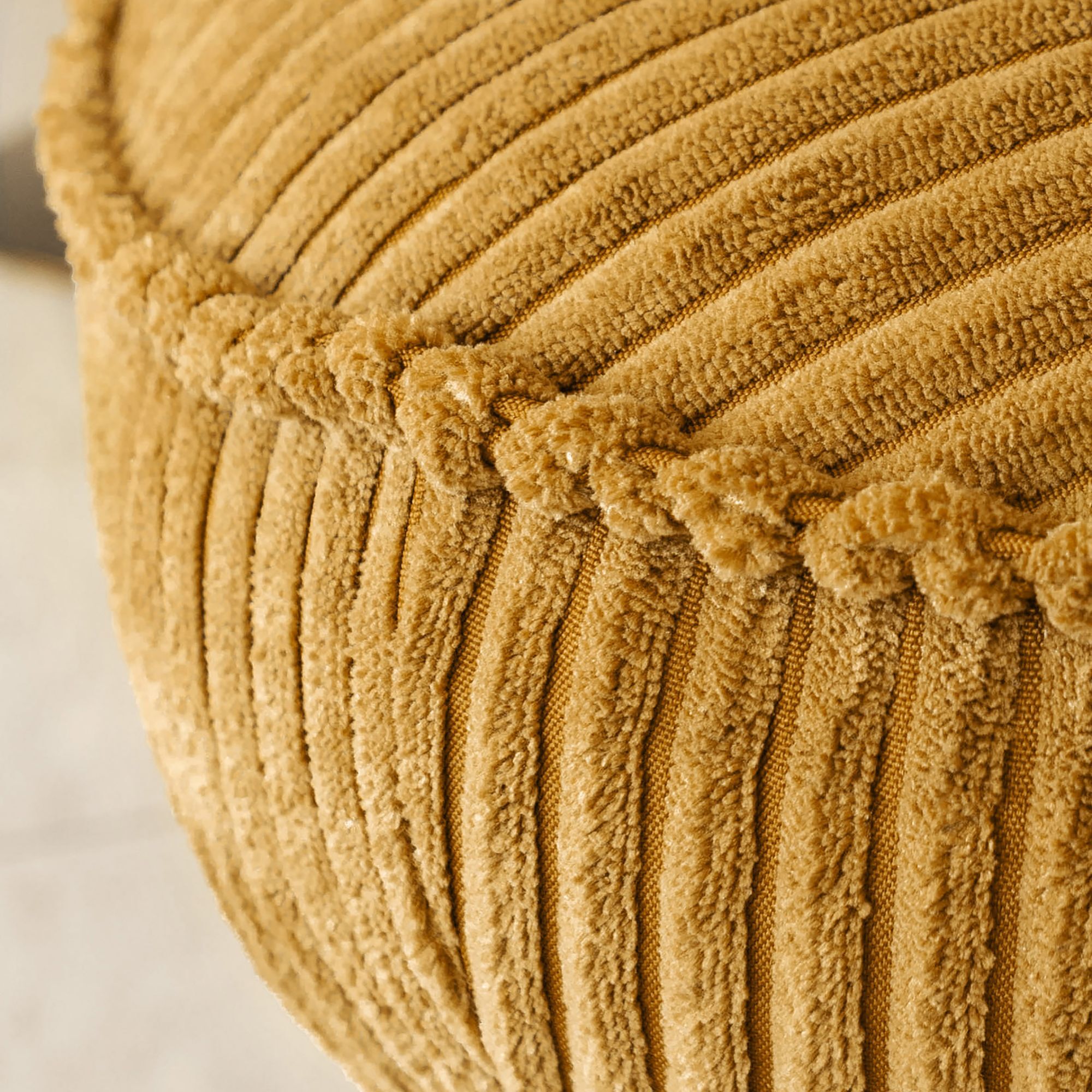 Fauteuil pivotant en velours jaune et pied en métal noir FUNKY