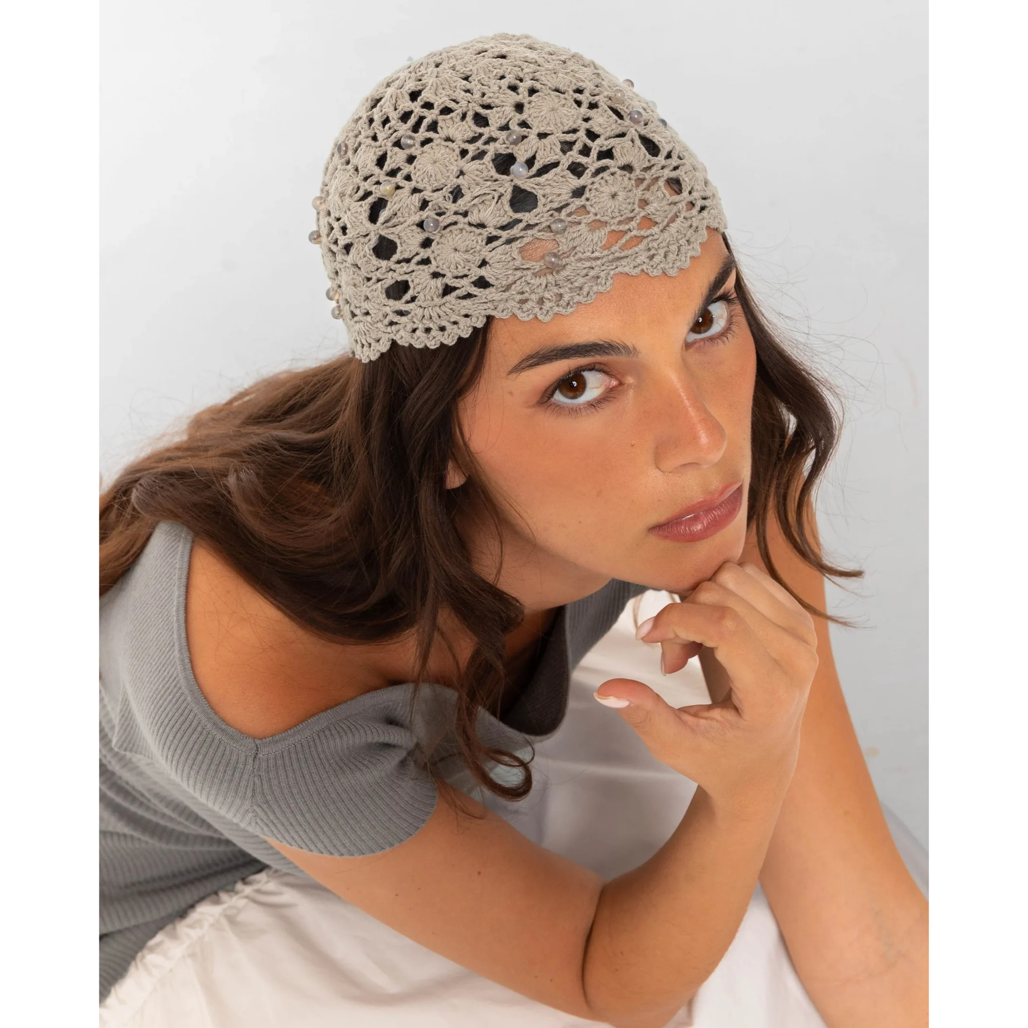 Gorro casquete de mujer calado con abalorios gota