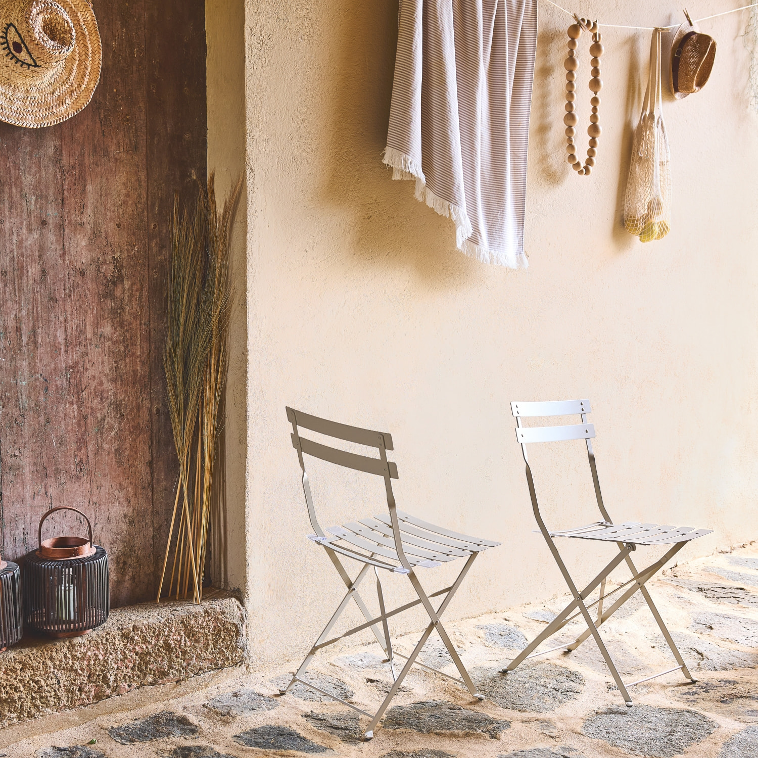 Lot de 2 chaises de jardin bistrot pliables en acier thermolaqué. 49.5 x 41 x 80.5cm