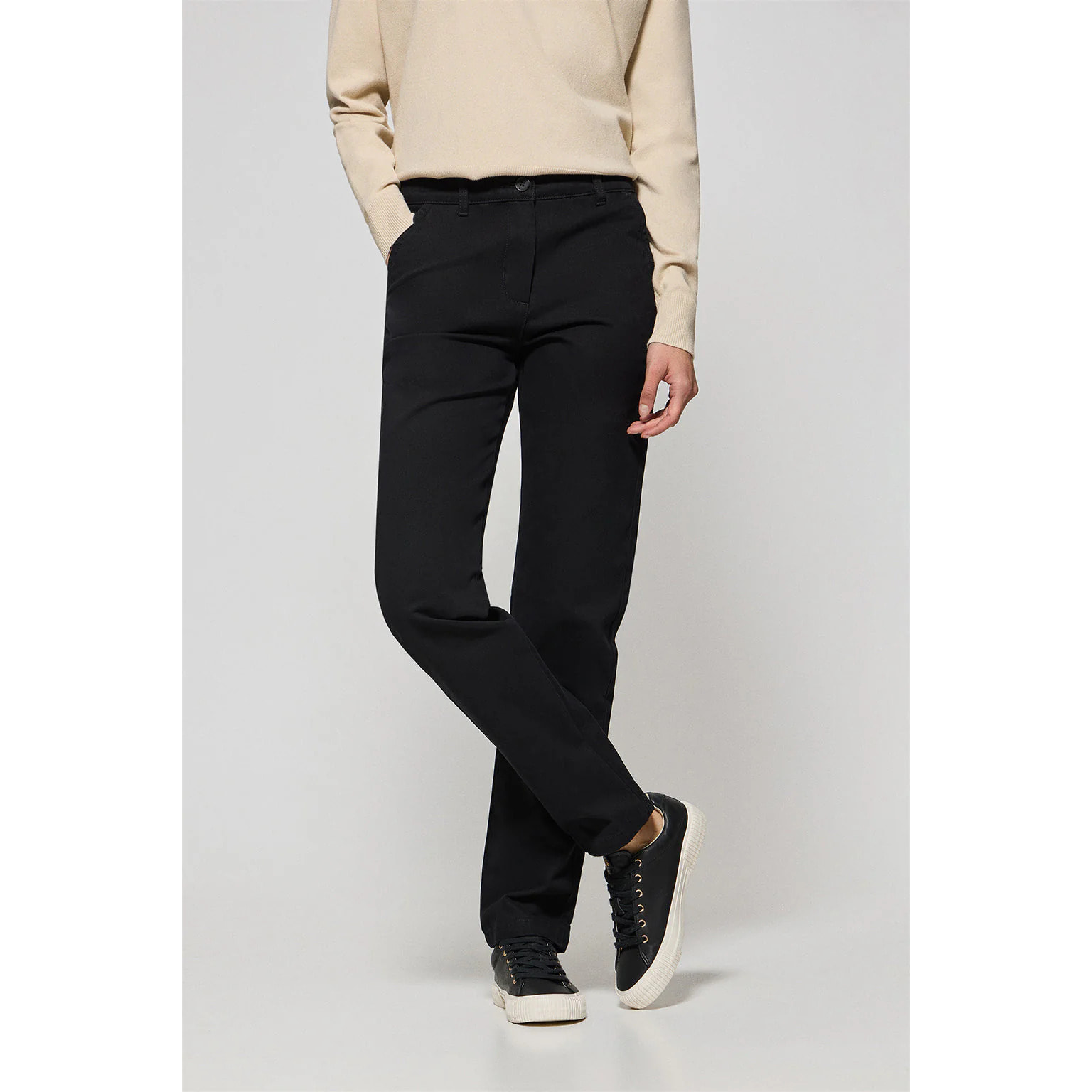 Pantalón chino May negro con bordado en bolsillo minimal Polo Club