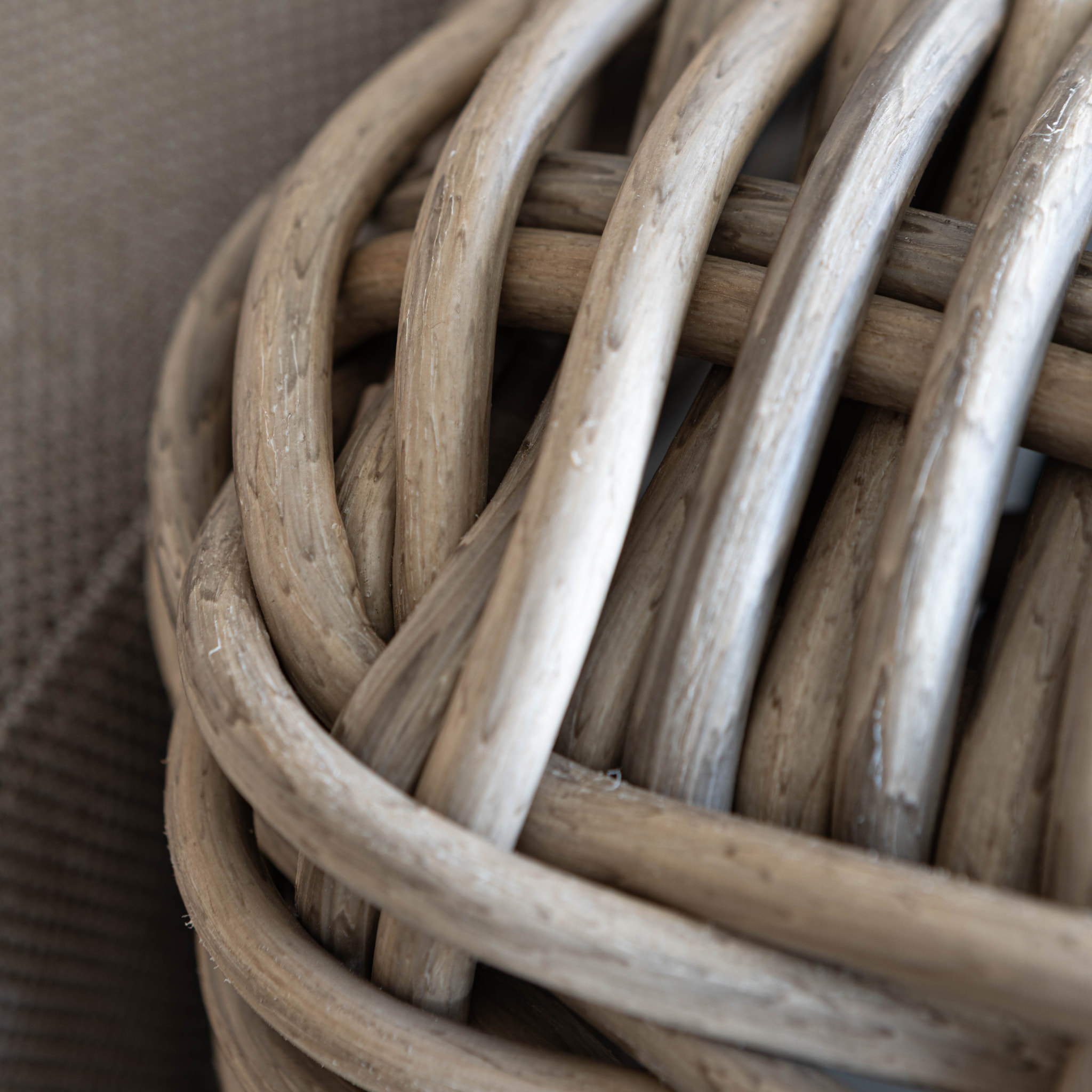 Salon de jardin en résine tréssée effet rotin gris 7 places ANTIGUA