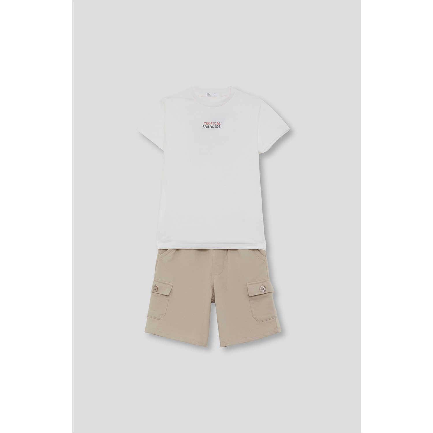 Conjunto de camiseta con estampado "Tropical Paradise" y bermuda cargo con bolsillos laterales con solapa | Color: Tostado | Street Monkey