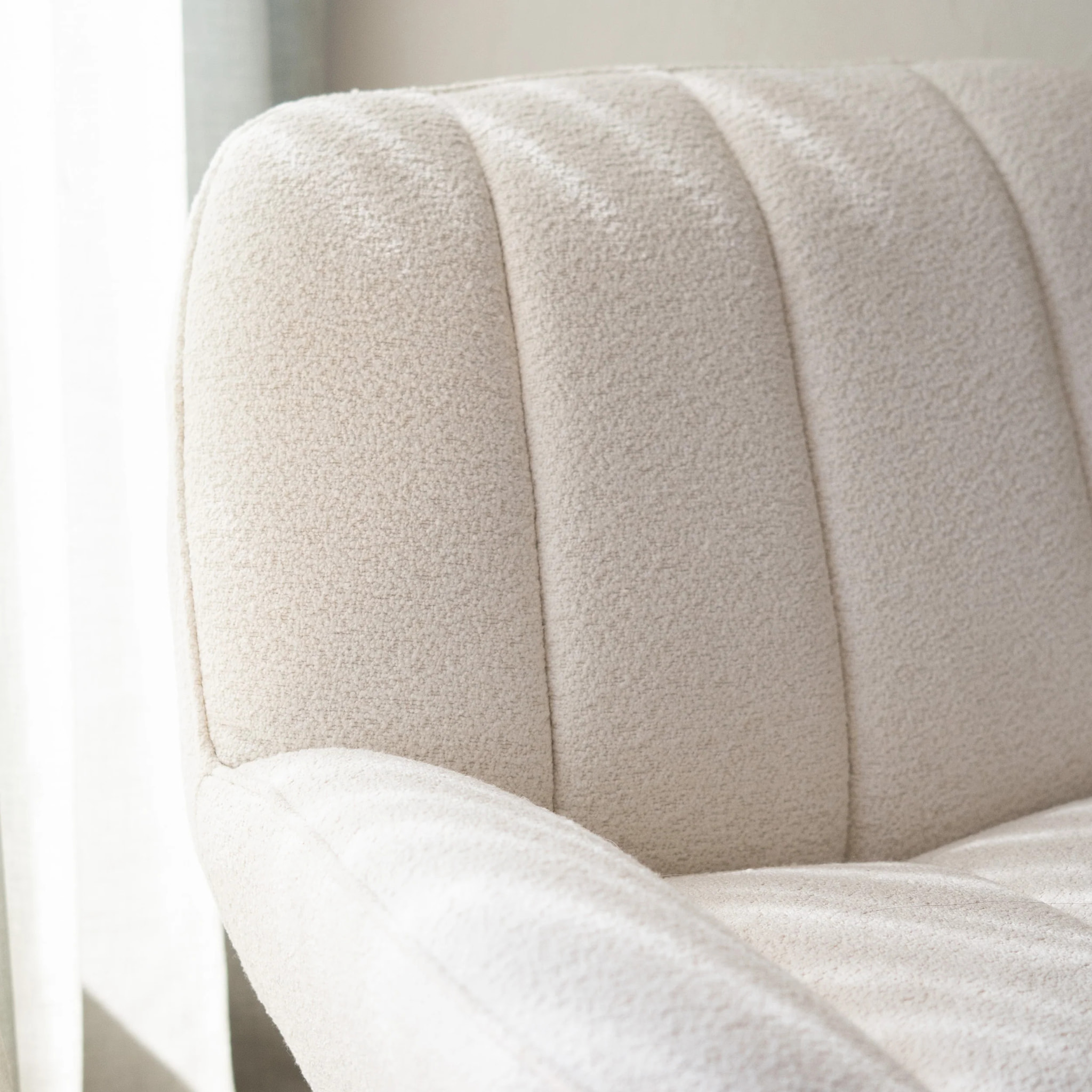 Fauteuil pivotant en tissu bouclé blanc cassé - Elvis