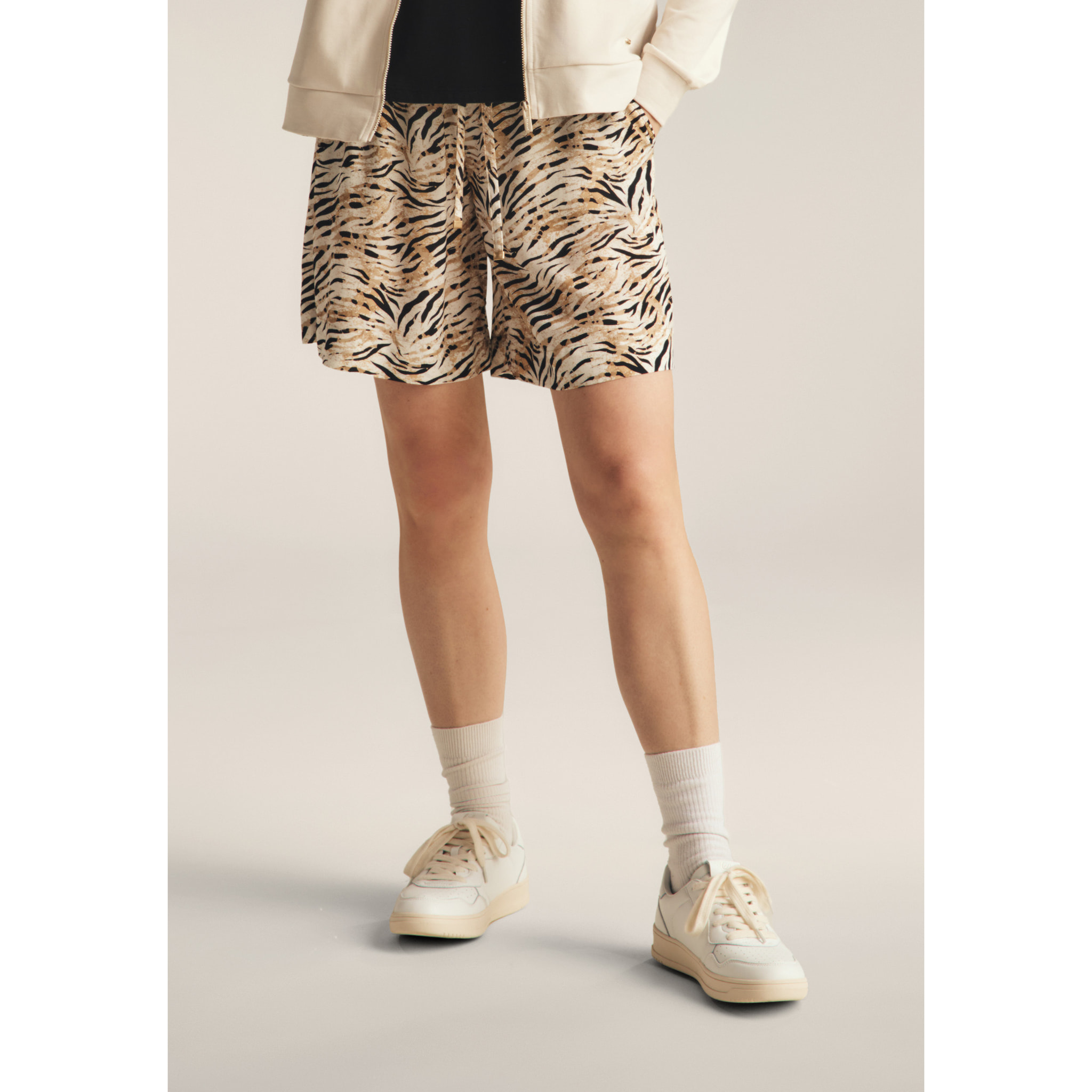 Pantaloni corti in viscosa animalier con vita elasticizzata
