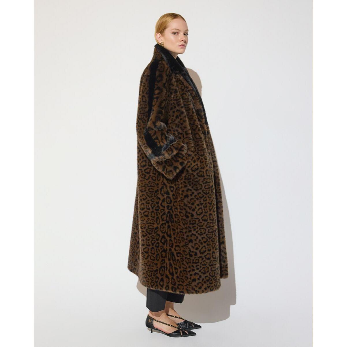 Lungo cappotto di pelliccia con stampa leopardata