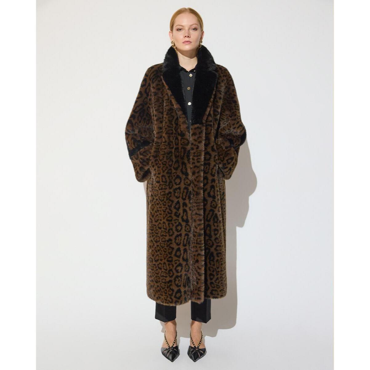 Lungo cappotto di pelliccia con stampa leopardata