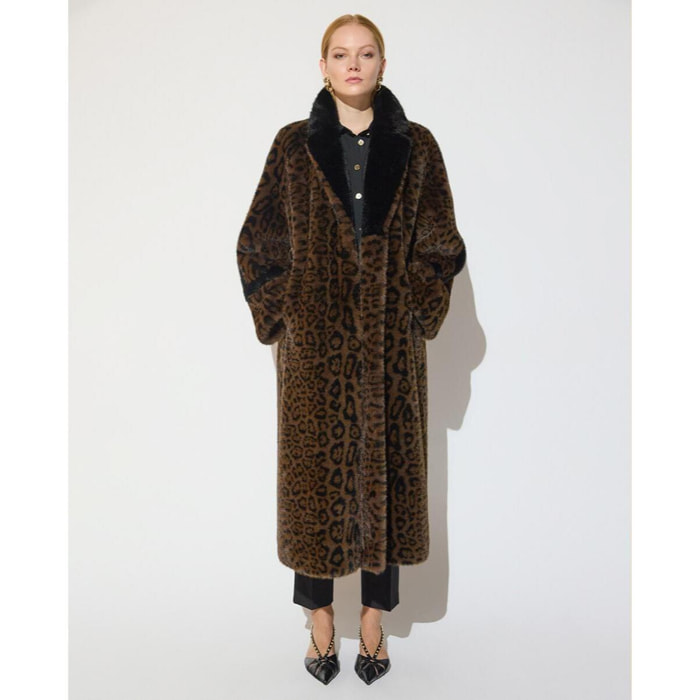 Lungo cappotto di pelliccia con stampa leopardata
