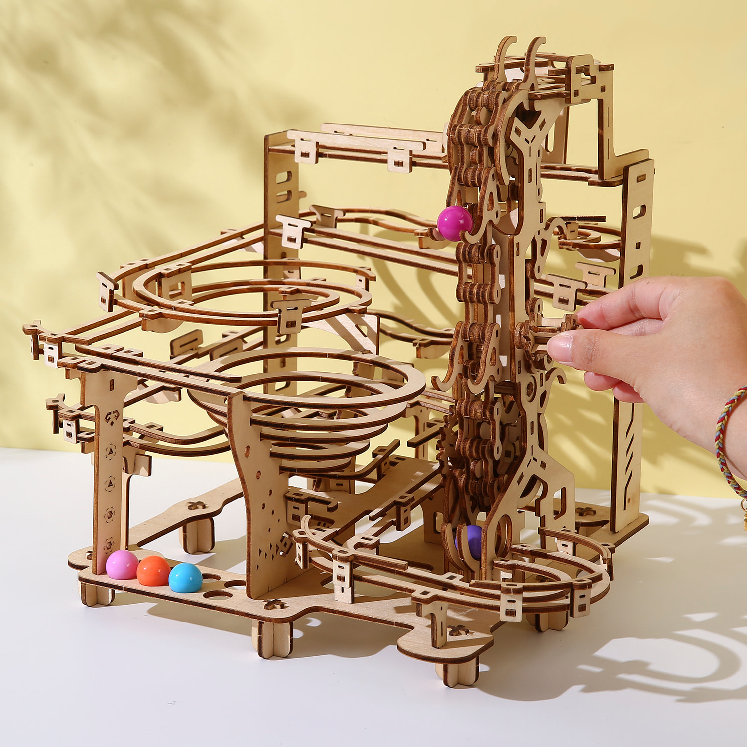 Modello in legno 3D, design del circuito per biglie con movimento meccanico. 335 pezzi.