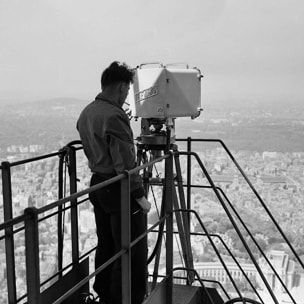 Affiche photo ancienne - Télévision - La Tour Eiffel Affiche + cadre en bois - Chêne