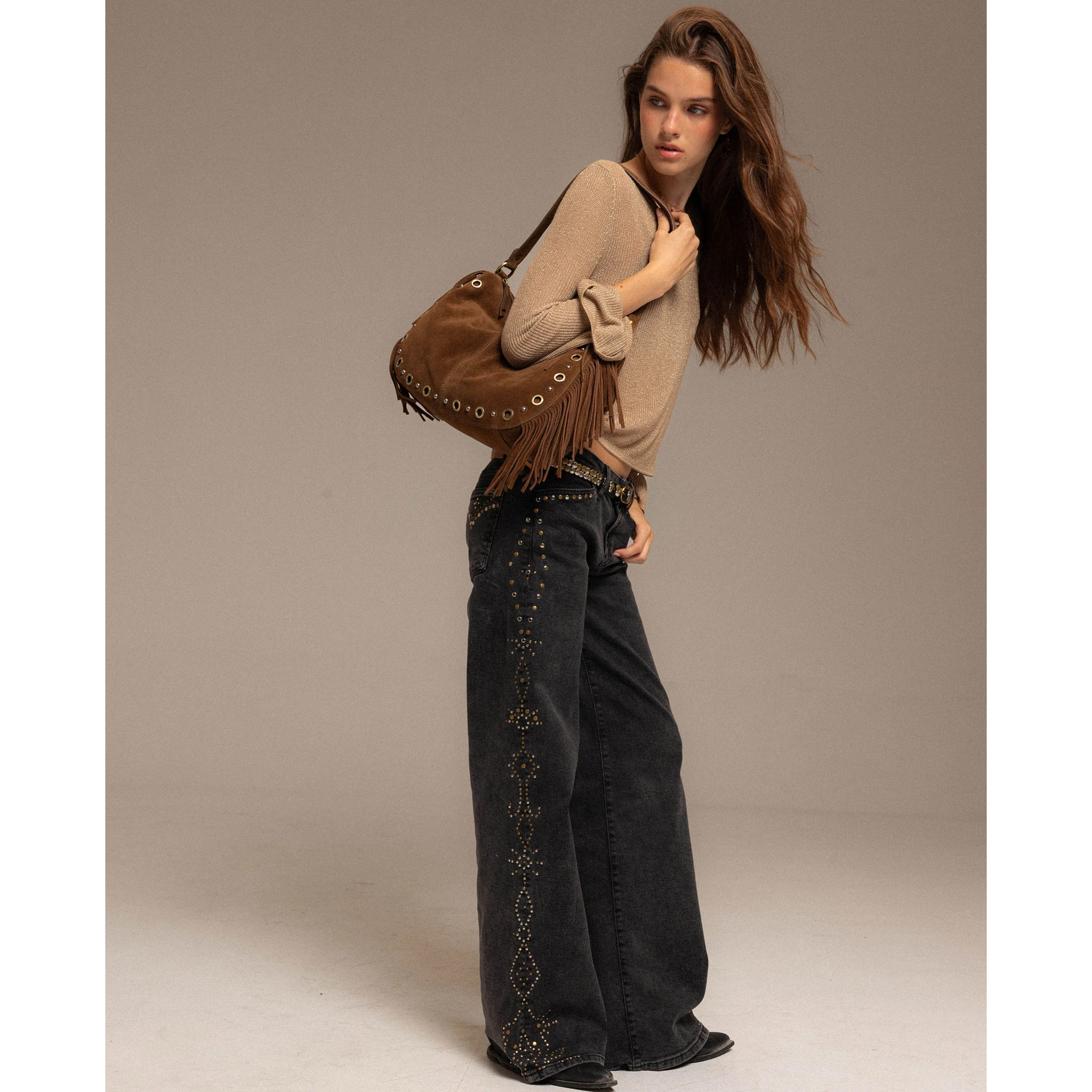 Bolso grande de ante marrón con flecos y tachuelas doradas