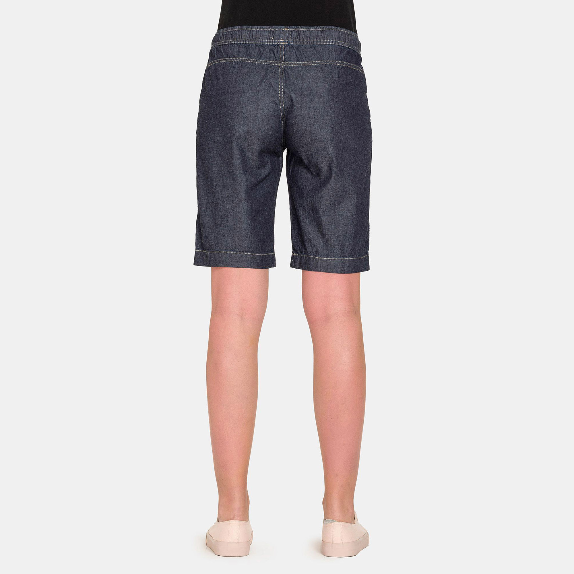 BERMUDA CON ELASTICO IN VITA E LACCETTO. Vita e gamba regolare.