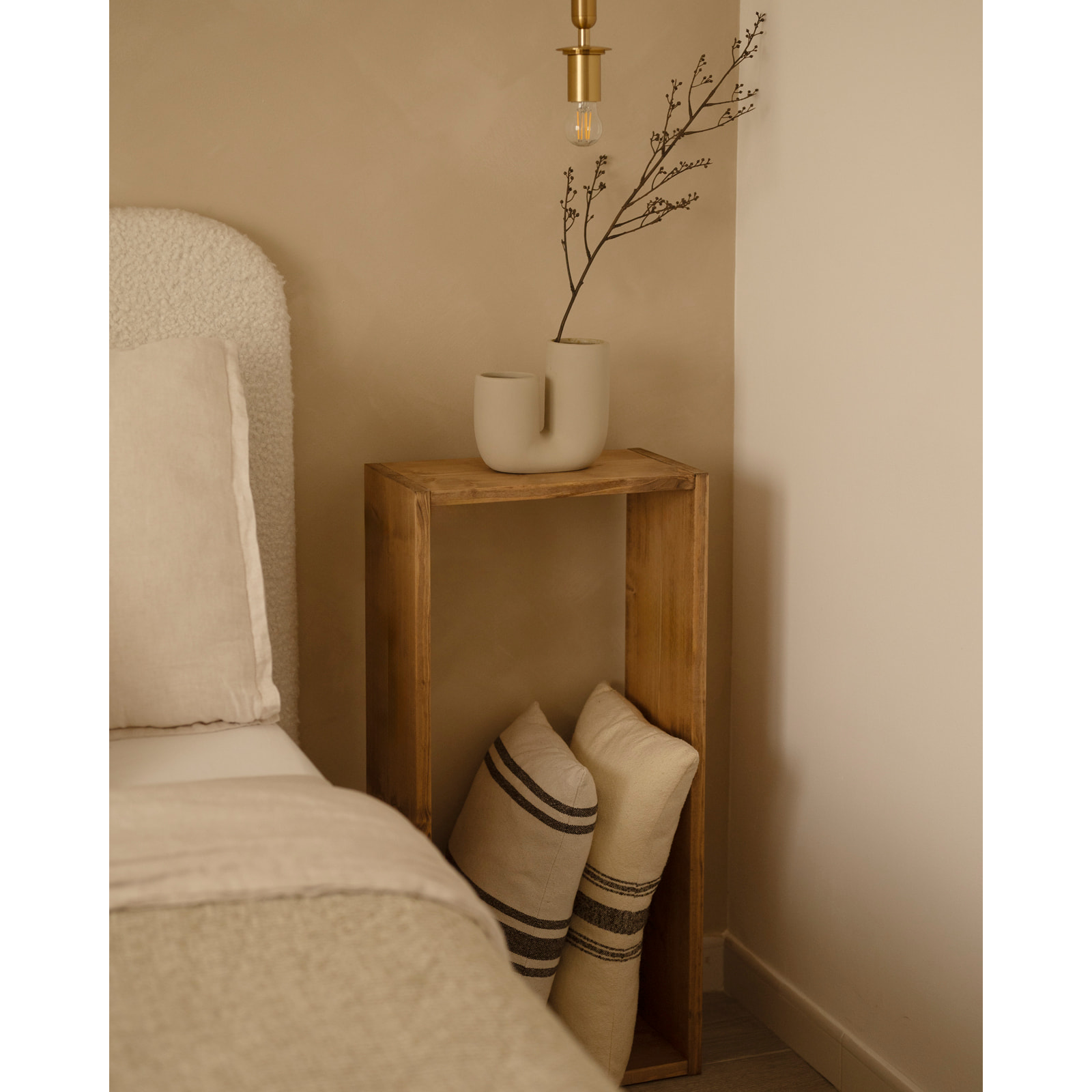 Mueble auxiliar de madera maciza en tono roble oscuro Alto: 38 Largo: 80 Ancho: 20